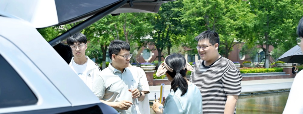 华为问界汽车进校园 产教融合助...
